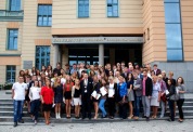Uczestnicy Językowej Szkoły Letniej 2013 pozują do pamiątkowego zdjęcia z Rektorem UO