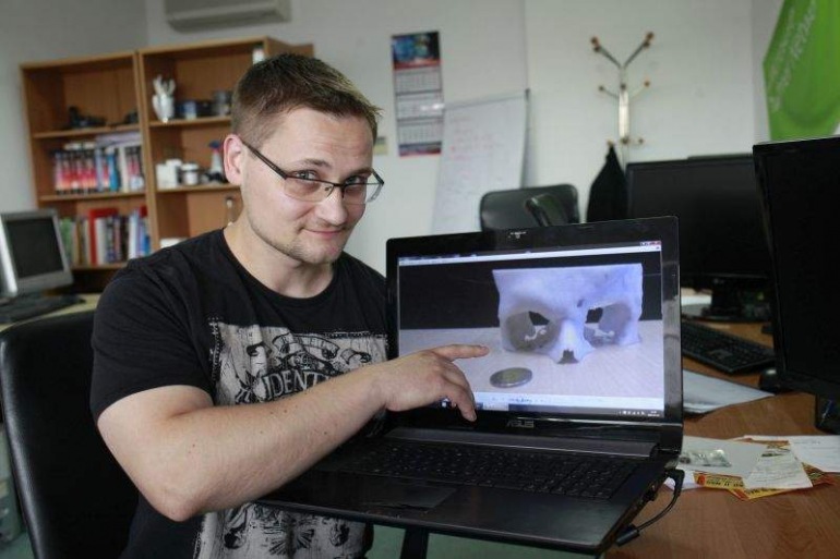 Zdjęcie nagłówkowe otwierające podstronę: Informatycy z Uniwersytetu Opolskiego wydrukowali lekarzom czaszkę w 3D