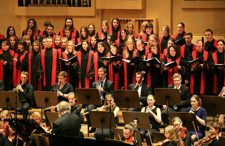 Zdjęcie nagłówkowe otwierające podstronę: Akademicki Chór UO „Dramma per Musica” zaśpiewa utwór Pucciniego.
