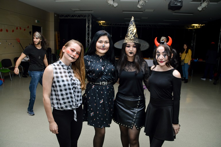 Zdjęcie nagłówkowe otwierające podstronę: Straszny Halloween z zagranicznymi studentami