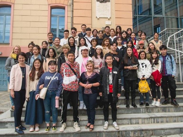 Zdjęcie nagłówkowe otwierające podstronę: Grupa chińskich studentów rozpoczyna studia na Uniwersytecie Opolskim
