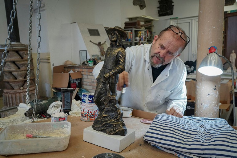 Zdjęcie nagłówkowe otwierające podstronę: 2645 PLN for the miniature of Niemen's statue! UO played with Orchestra by putting up for auction this unusual item