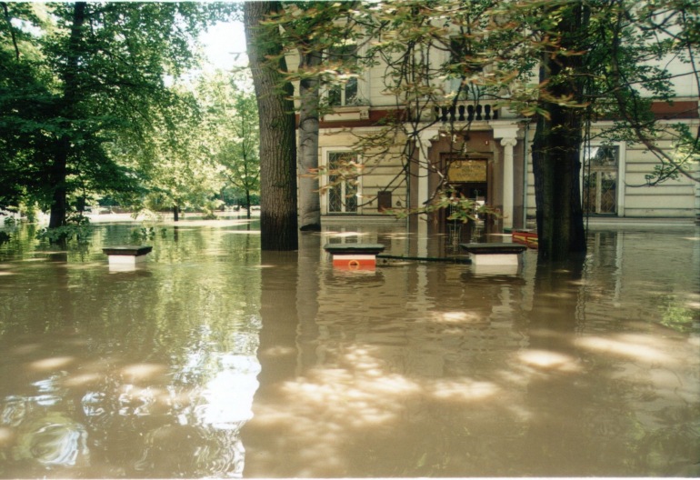 Przeniesienie do informacji o tytule: 20 lat po powodzi. Wystawa w holu Biblioteki Głównej