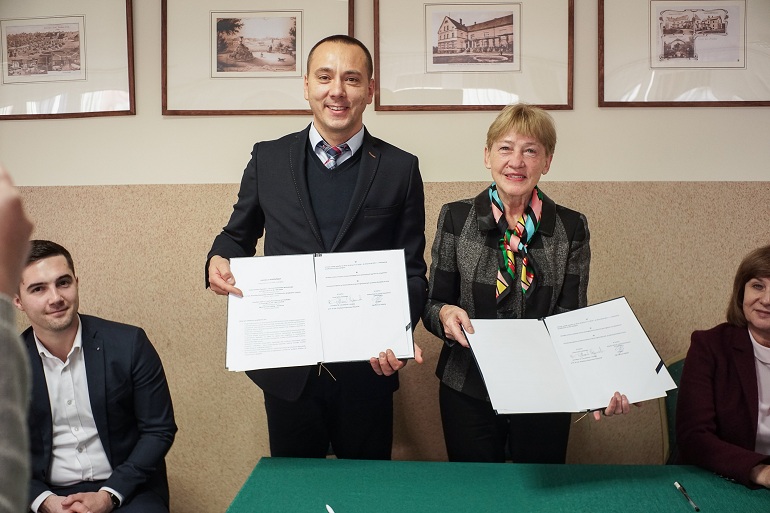 Przeniesienie do informacji o tytule: Umowa między UO a Zespołem Szkół w Prószkowie podpisana