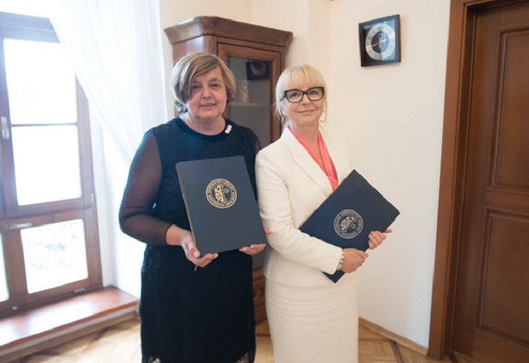 Przeniesienie do informacji o tytule: Umowy o współpracy dydaktycznej pomiędzy UO i dwiema szkołami w Wieluniu