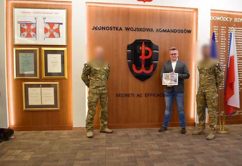 Przeniesienie do informacji o tytule: Dr Bartosz Maziarz z pamiątkową tablicą od komandosów z Lublińca