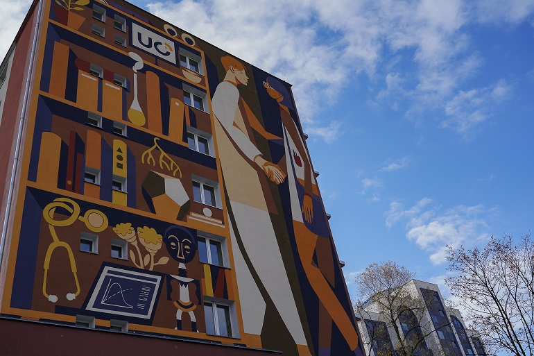 Przeniesienie do informacji o tytule: Mural symbolising consolidation of UO and Medical School is now ready.