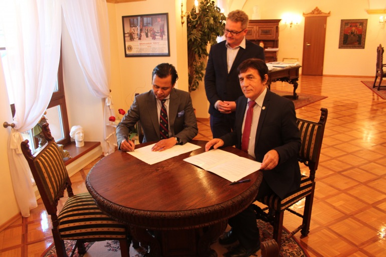 Zdjęcie nagłówkowe otwierające podstronę: Agreement between University of Opole and Saint Louis University Signed