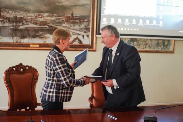 Zdjęcie nagłówkowe otwierające podstronę: Uniwersytet Opolski podpisał z gminą Dąbrowa list intencyjny 