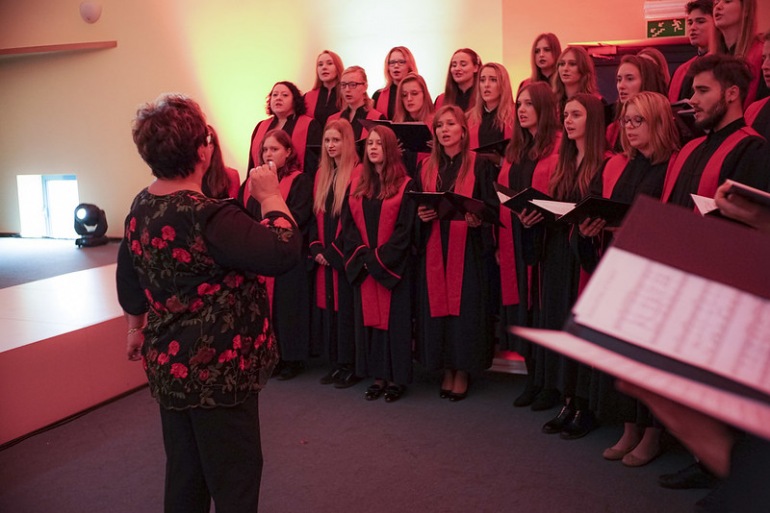 Zdjęcie nagłówkowe otwierające podstronę: Prześpiewaj studia, czyli nabór do chóru akademickiego