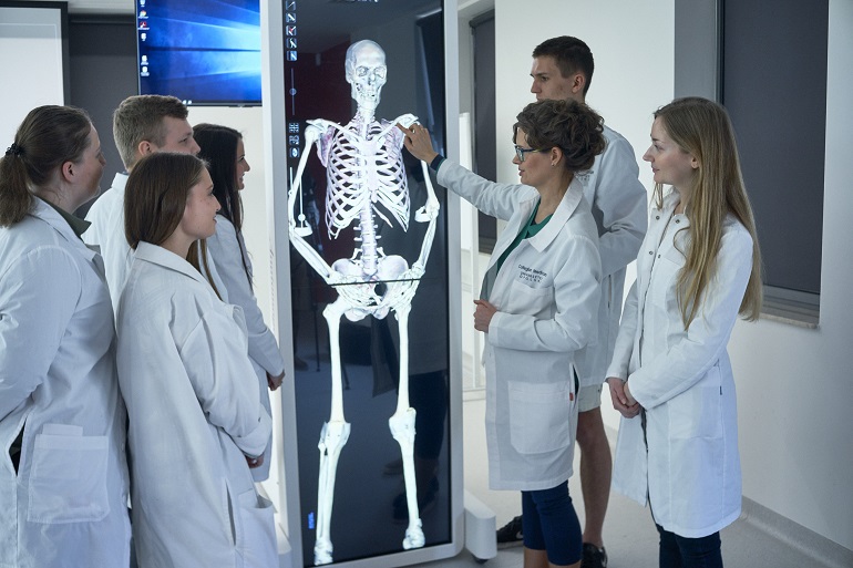 Zdjęcie nagłówkowe otwierające podstronę: Dziesięcioro studentów kierunku lekarskiego na UO ze stypendiami marszałka