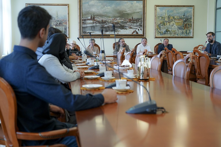 Zdjęcie nagłówkowe otwierające podstronę: Spotkanie władz rektorskich z grupą ewakuowanych Afgańczyków