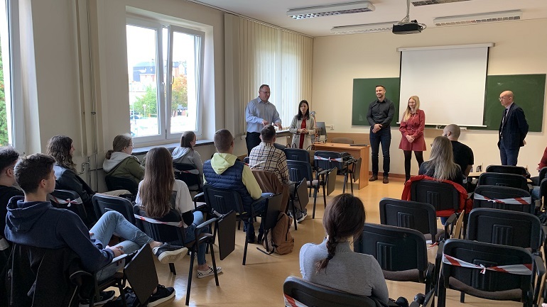 Zdjęcie nagłówkowe otwierające podstronę: Studenci Uniwersytetu Opolskiego w roli doradców nowej aplikacji firmy GTV BUS