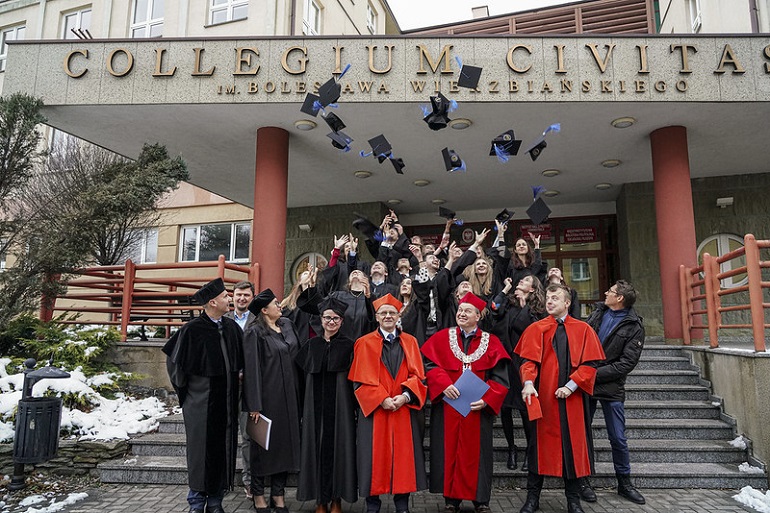 Zdjęcie nagłówkowe otwierające podstronę: Dyplomy studiów Europa Master 2020 i 2021 wręczone