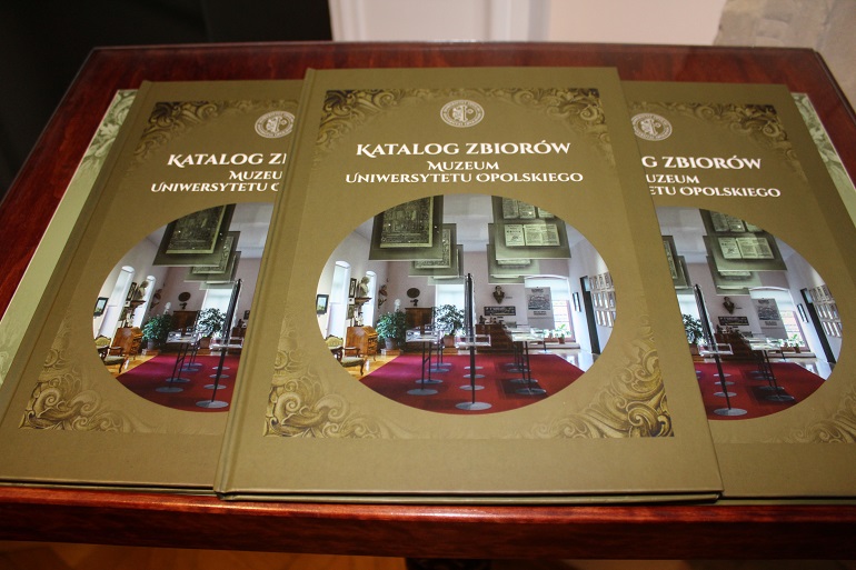 Zdjęcie nagłówkowe otwierające podstronę: Ukazał się „Katalog zbiorów Muzeum Uniwersytetu Opolskiego”