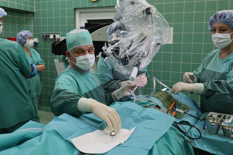 Zdjęcie nagłówkowe otwierające podstronę: W USK wszczepiono dziecku implant ślimakowy