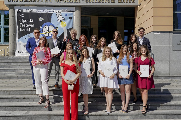 Zdjęcie nagłówkowe otwierające podstronę: Najbardziej zaangażowani w życie uczelni studenci i doktoranci odebrali nagrody rektora