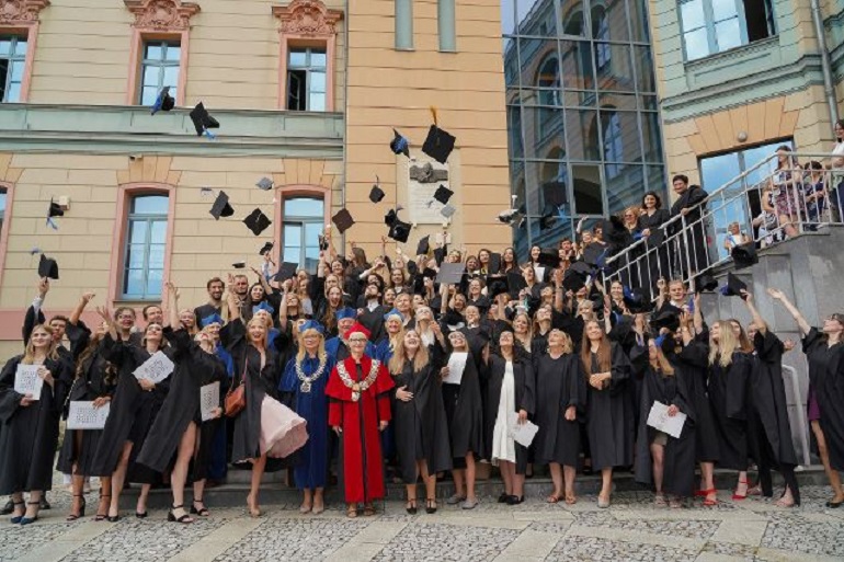 Zdjęcie nagłówkowe otwierające podstronę: Graduation ceremony at  Faculty of Philology 
