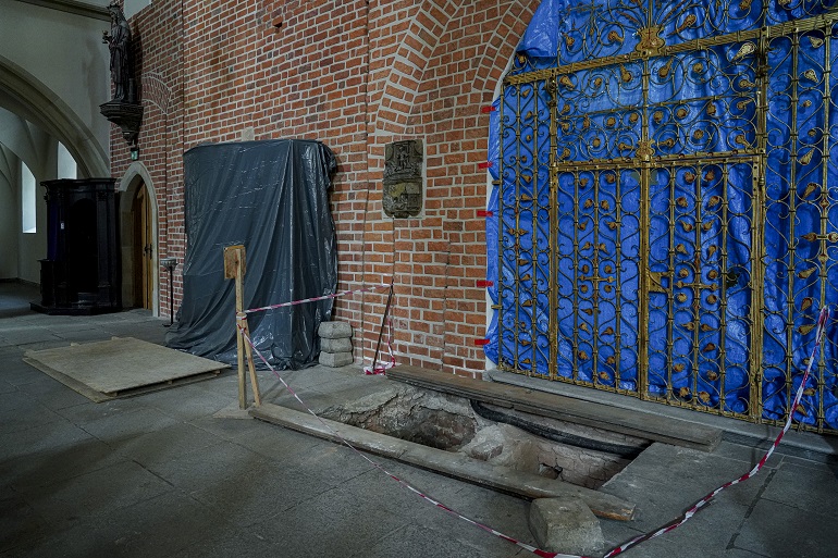 Zdjęcie nagłówkowe otwierające podstronę: „Rzeczy minione, czyli o zagadkach archeologicznych w Opolskiej Katedrze”