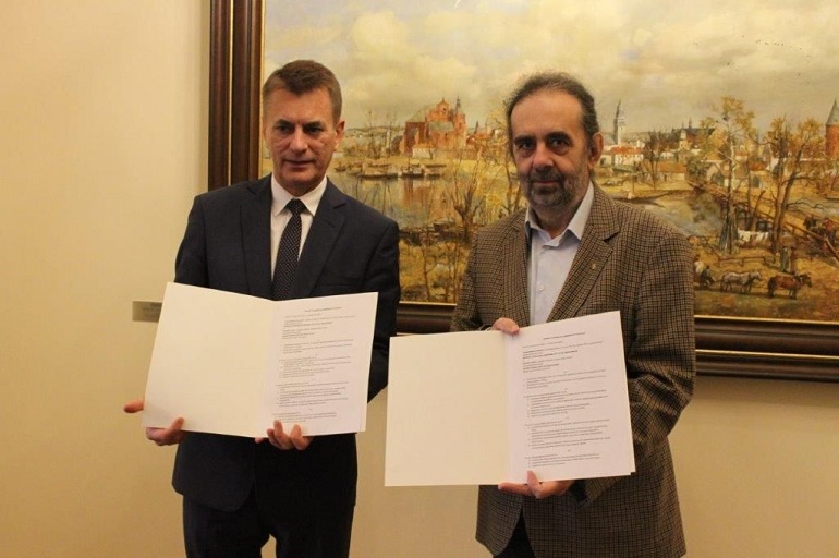 Zdjęcie nagłówkowe otwierające podstronę: Umowa pomiędzy UO a Zespołem Szkół w Oleśnie podpisana