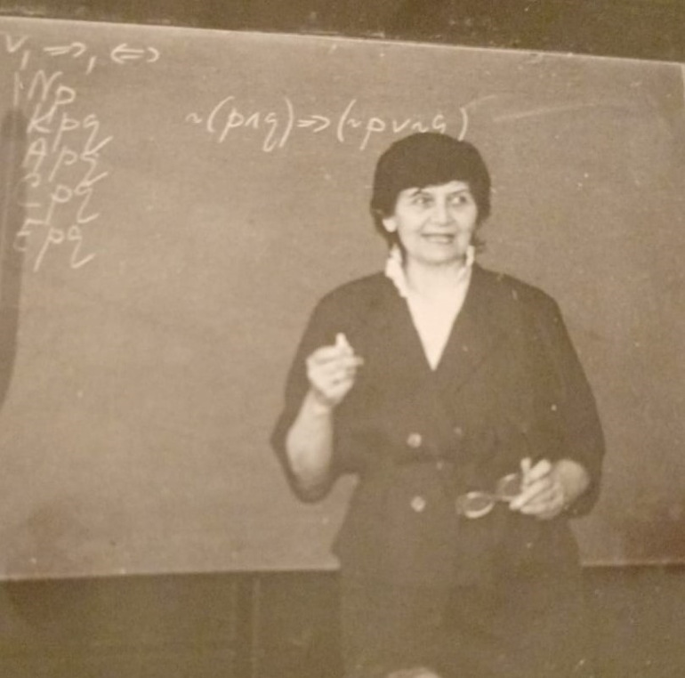 Zdjęcie nagłówkowe otwierające podstronę: 12 listopada br. zmarła prof. dr hab. Krystyna Piróg-Rzepecka, związana z naszą uczelnią od 1956 r. Była pierwszym dyrektorem Instytutu Matematyki.