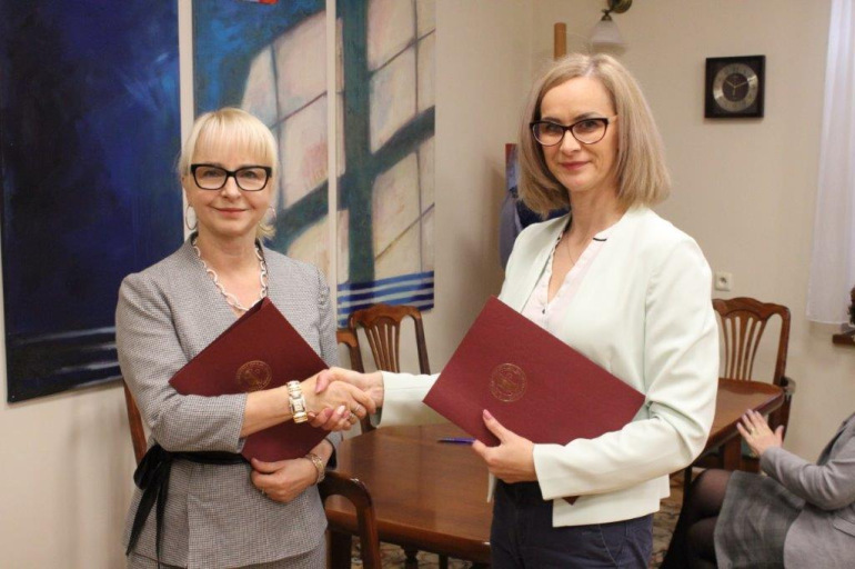 Zdjęcie nagłówkowe otwierające podstronę: Umowa o współpracy UO i ZSZ im. S. Staszica w Opolu
