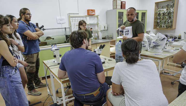 Zdjęcie nagłówkowe otwierające podstronę: Students from France, Czech Republic and Poland studied  Mesozoic biotas of Opole region.