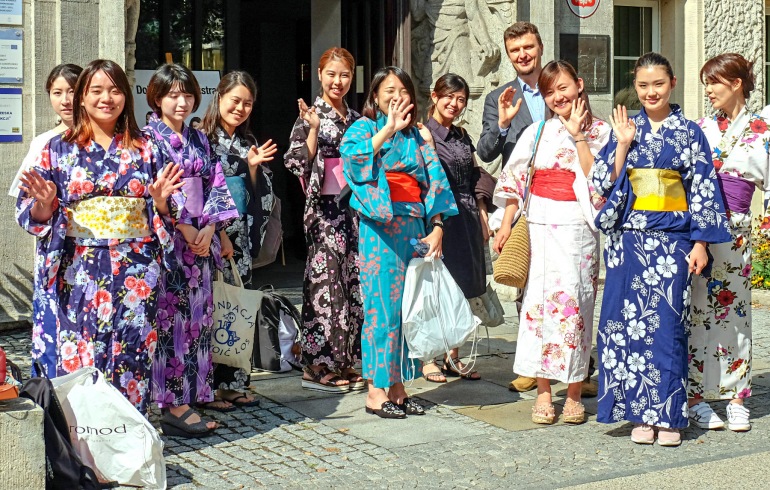 Przeniesienie do informacji o tytule: Students from Japan and Women in Wars