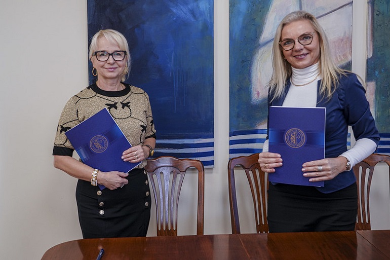 Przeniesienie do informacji o tytule: Umowa o współpracy ZSEiO w Oleśnie a Uniwersytetem Opolskim podpisana