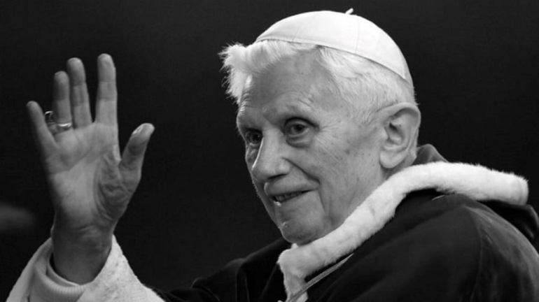 Przeniesienie do informacji o tytule: Pope Emeritus Benedict XVI has passed away