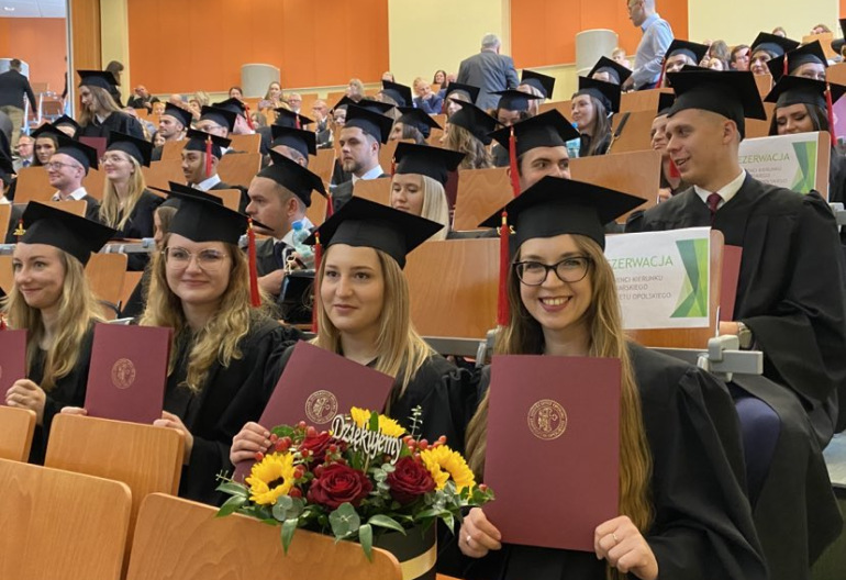Przeniesienie do informacji o tytule: Pierwsi absolwenci kierunku lekarskiego UO odebrali dyplomy