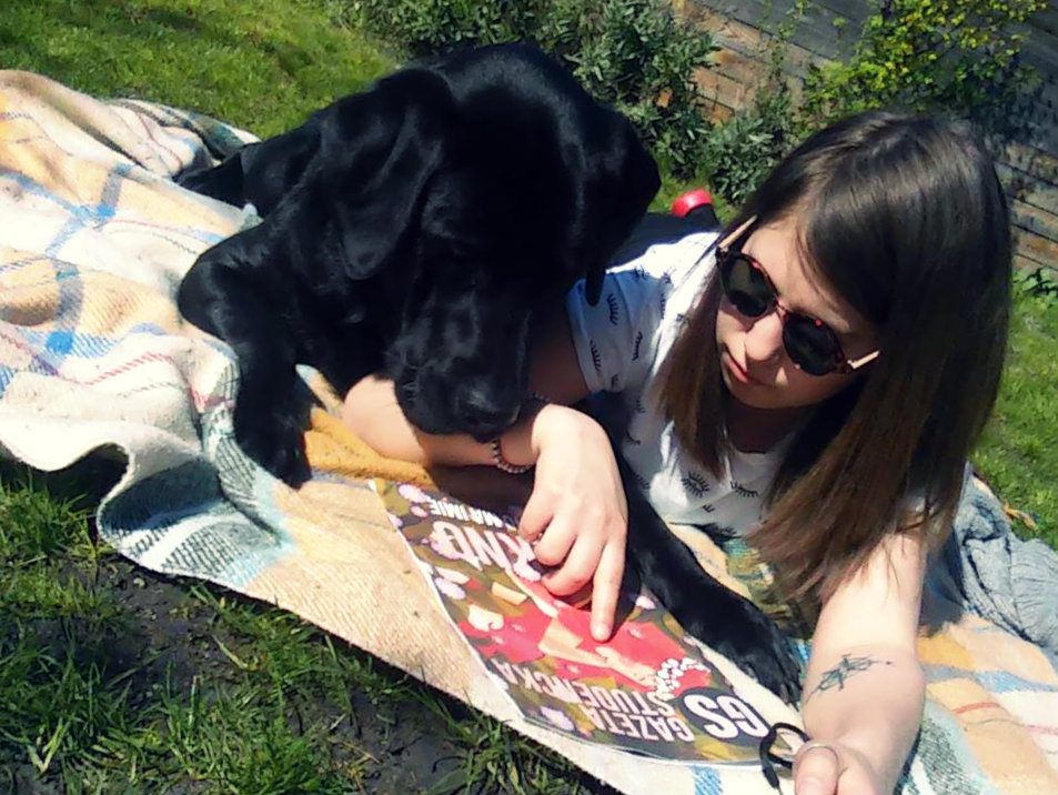 Agata i pies Franek czytają nową Gazetę Studencką