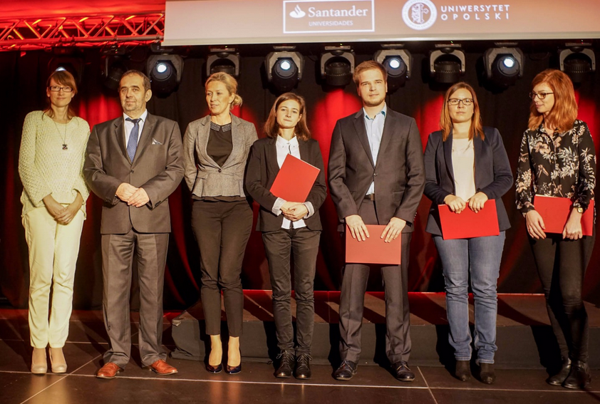 Kilkudziesięciu studentów i dyplomantów UO otrzymało stypendia i nagrody za osiągnięcia naukowe i najlepsze prace dyplomowe w ramach programu Santander Universidades Banku Zachodniego WBK