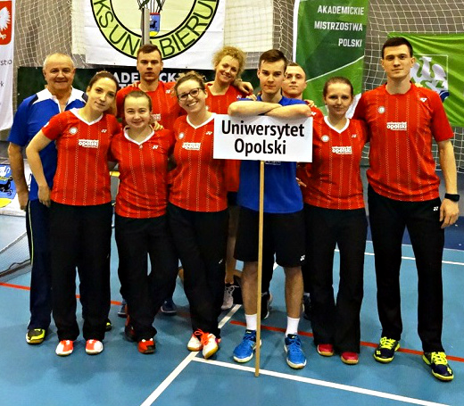 Ten puchar jest nasz! Studenci UO zwyciężyli półfinałowy turniej Akademickich Mistrzostw Polski w Badmintonie, rozegrany w Katowicach. W finale będą bronić tytułu mistrzowskiego z zeszłego roku