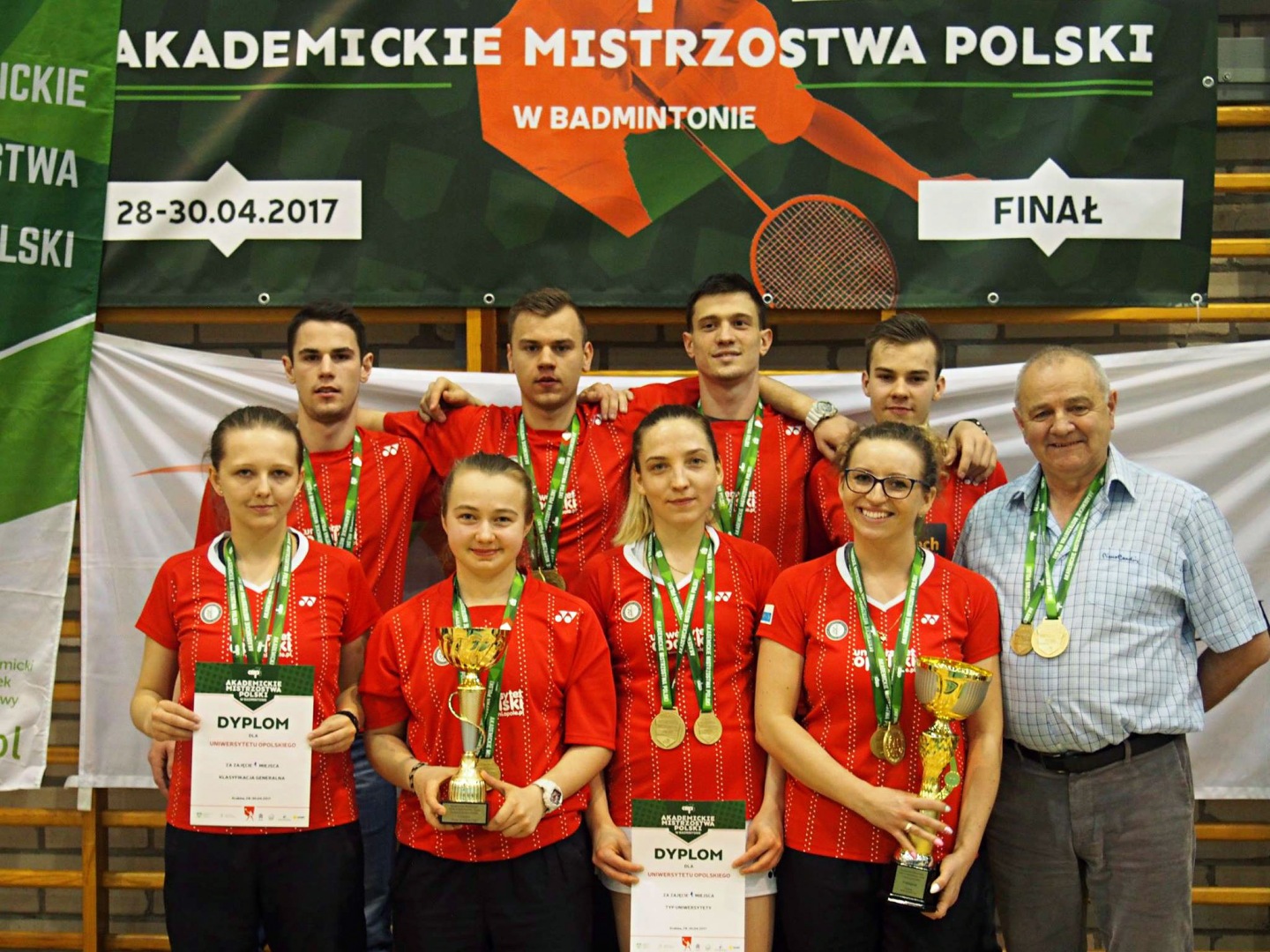 Tak! Czwarty raz z rzędu badmintoniści i badmintonistki Uniwersytetu Opolskiego zostali Akademickimi Mistrzami Polski. W finale pokonaliśmy Uniwersytet Warszawski