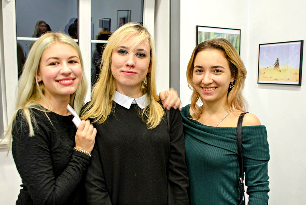 Polina Romanovska, pseudonim Rokas (w środku) zaprasza na swoją wystawę DigitalArt w budynku Wydziału Sztuki UO. „Zobaczcie, skomentujcie, zwróćcie uwagę na to jak zmienia się mój styl, zareagujcie jak chcecie”. Wystawa jest czynna do 22 grudna 2017 