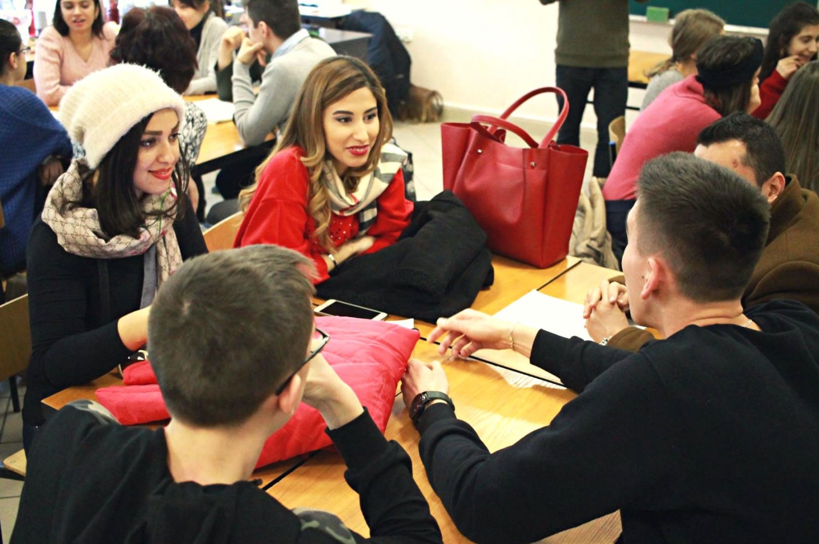 Warsztaty międzykulturowe dla uczniów w Głuchołazach. Prowadzą je studenci Intercultural Communication i uczestnicy programu Erasmus+ pochodzący m.in. z Afganistanu, Algierii, Chin, Czarnogóry, Egiptu, Gambii, Grecji, Hiszpanii, Iranu, Rosji i Turcji