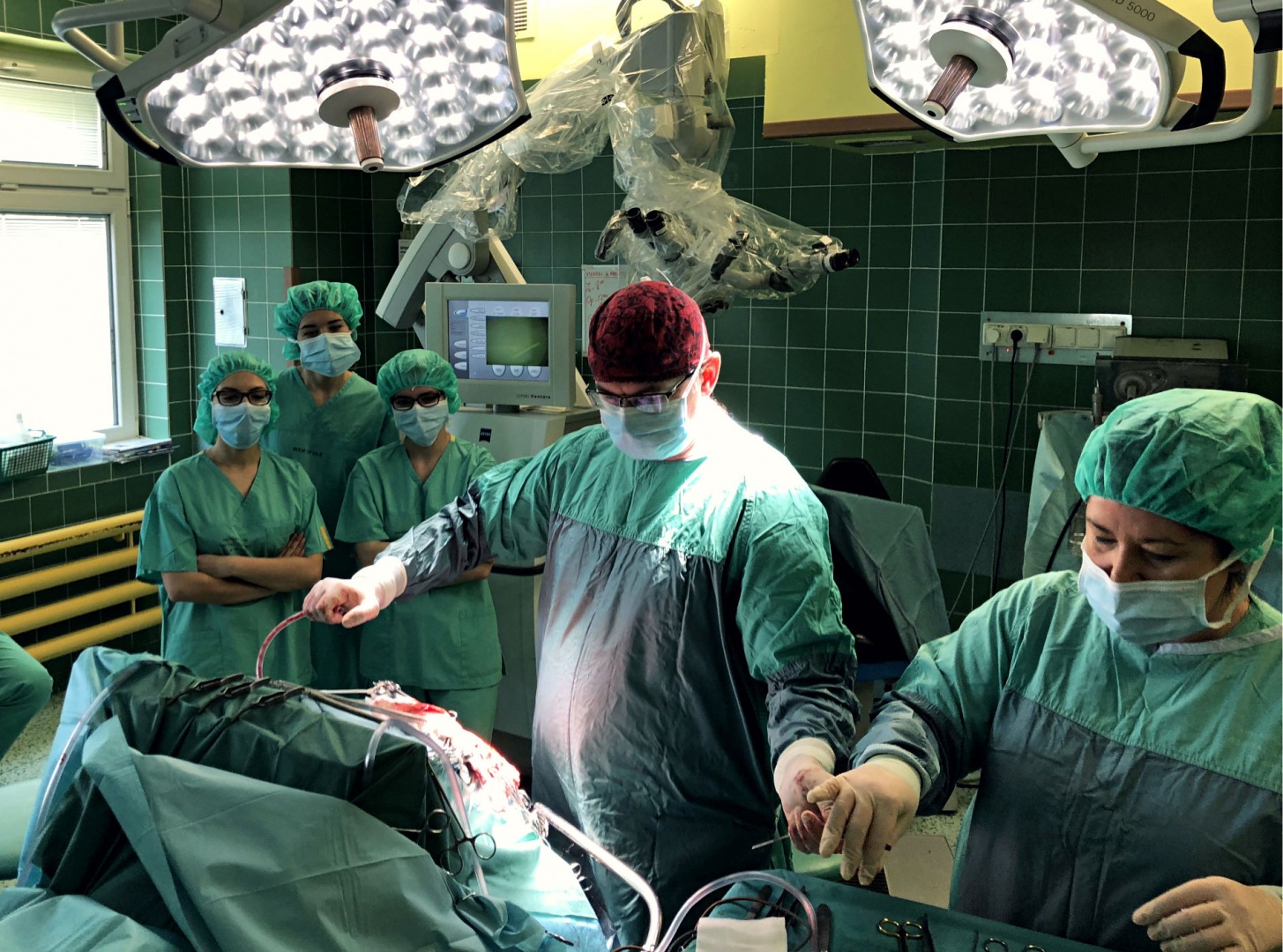 Trwa operacja neurochirurgiczna w Uniwersyteckim Szpitalu Klinicznym w Opolu. Studenci pierwszego roku kierunku lekarskiego UO mogą obserwować ją na żywo. Praktyka, praktyka i jeszcze raz praktyka!