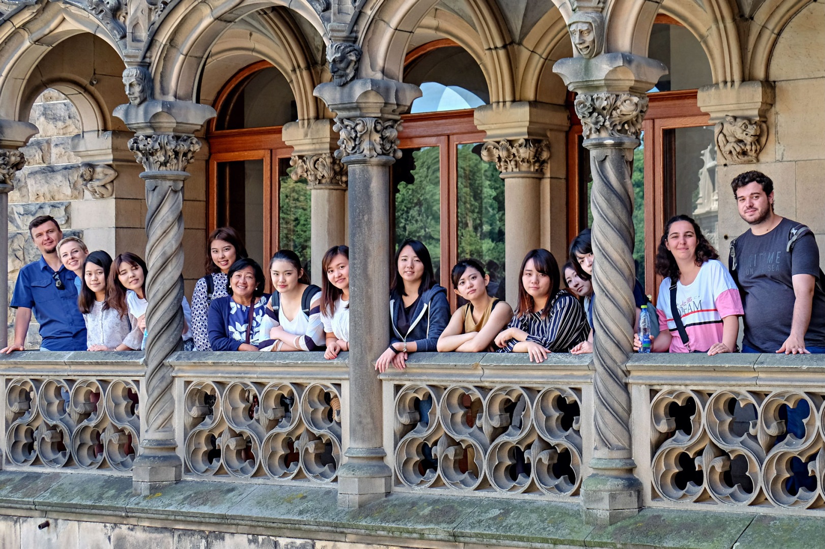 Studentki z żeńskiego koledżu w japońskim Kobe po raz trzeci wzięły udział w letnich warsztatach na UO. W czasie wolnym zwiedziły między innymi zamek w Mosznej