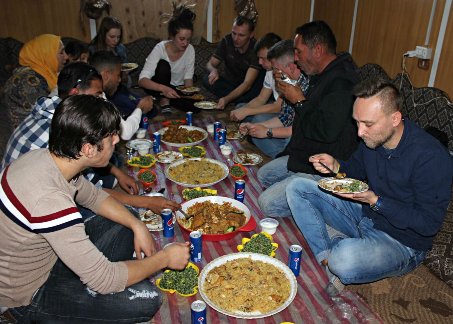 Zaatari (jeden z największych obozów dla uchodźców na świecie), Jordania. Trwa obiad. Dr Kamil Minkner (pierwszy z prawej) jest członkiem ekipy studyjnej z Instytutu Politologii UO, która przygotowuje specjalne zajęcia o tematyce międzynarodowej