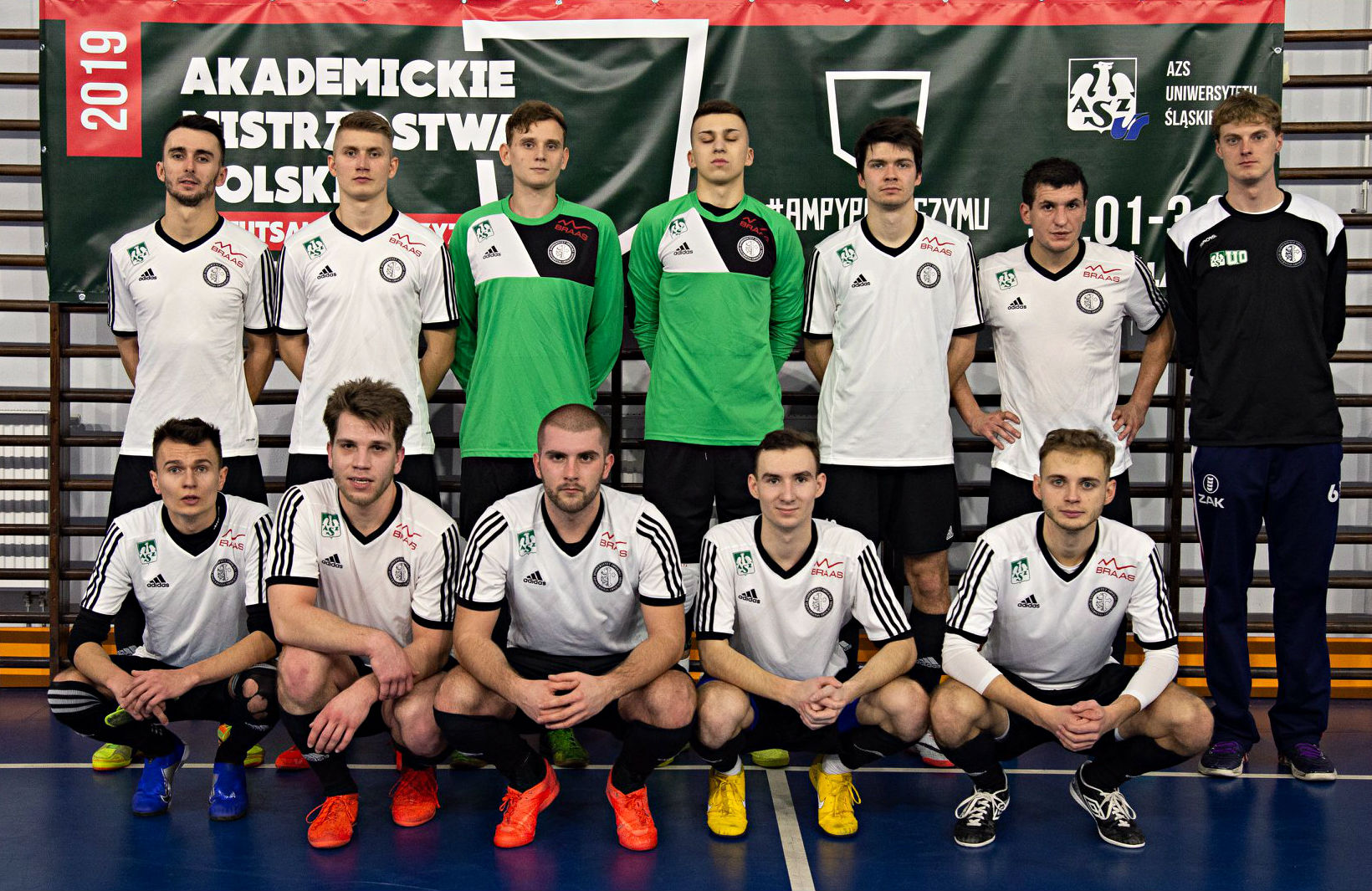 Oto piłkarze UO, którzy wystąpili w półfinale Akademickich Mistrzostw Polski w Futsalu Mężczyzn w Katowicach. W spotkaniu o 11 miejsce nasz zespół uległ miejscowemu Uniwersytetowi Ekonomicznemu po serii rzutów karnych