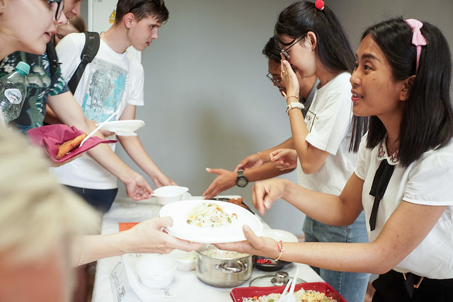 Smaki Świata na Uniwersytecie Opolskim. Dziesiątki studentów prezentuje rodzime kuchnie