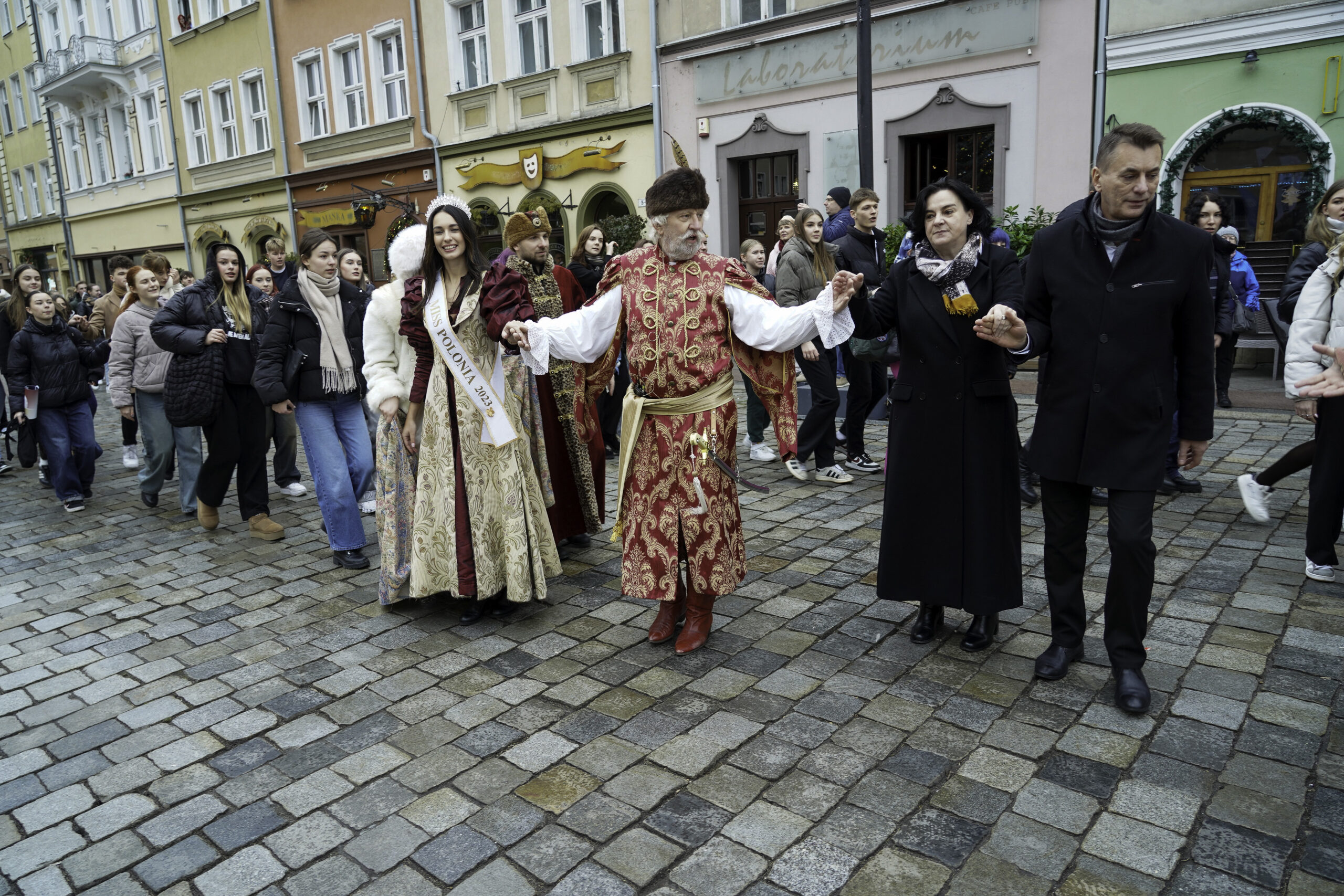 Maturzyści zatańczyli z nami poloneza. Pół tysiąca osób na opolskim rynku