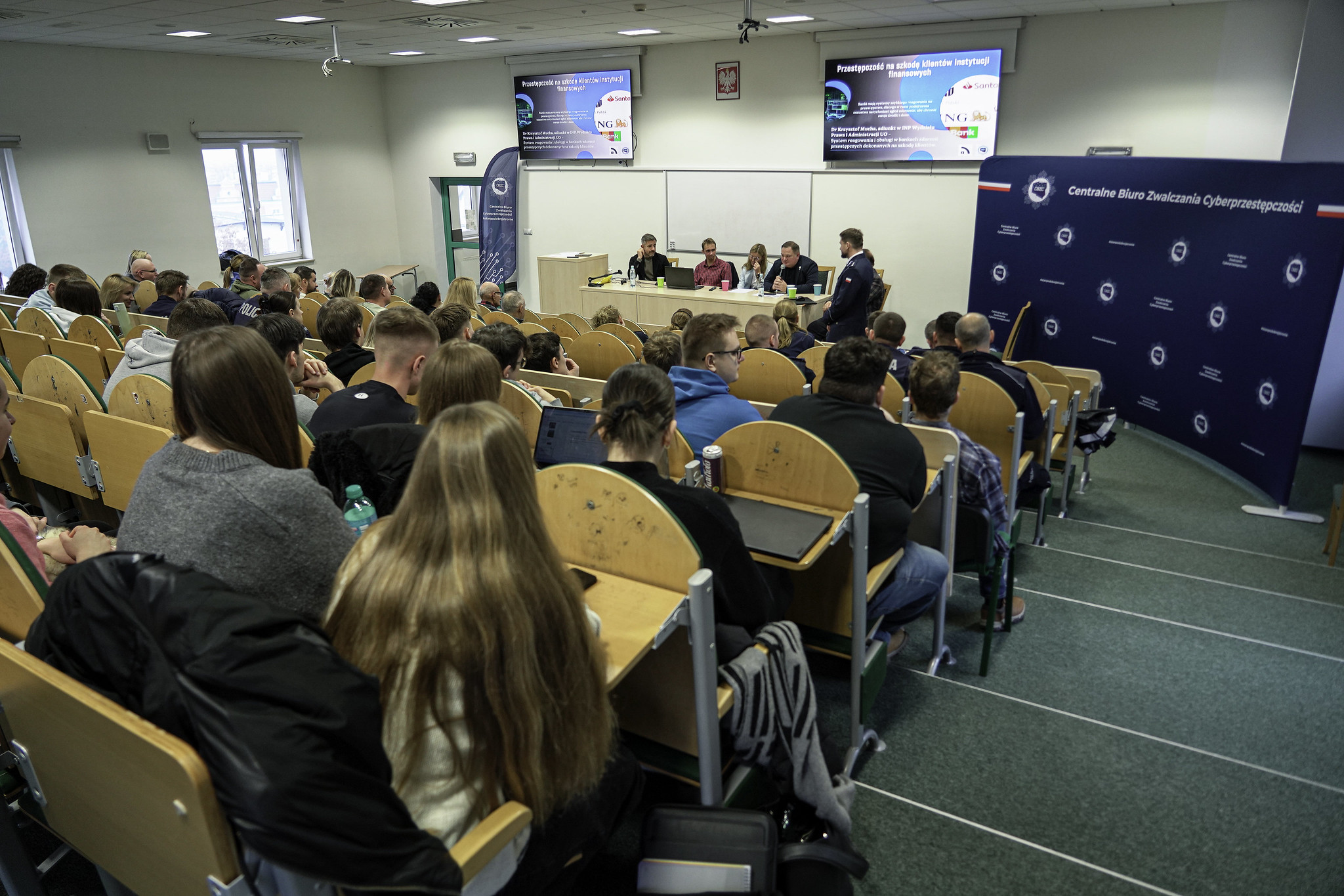 Profilaktyka zagrożeń cyberprzestępczością wobec seniorów i młodzieży