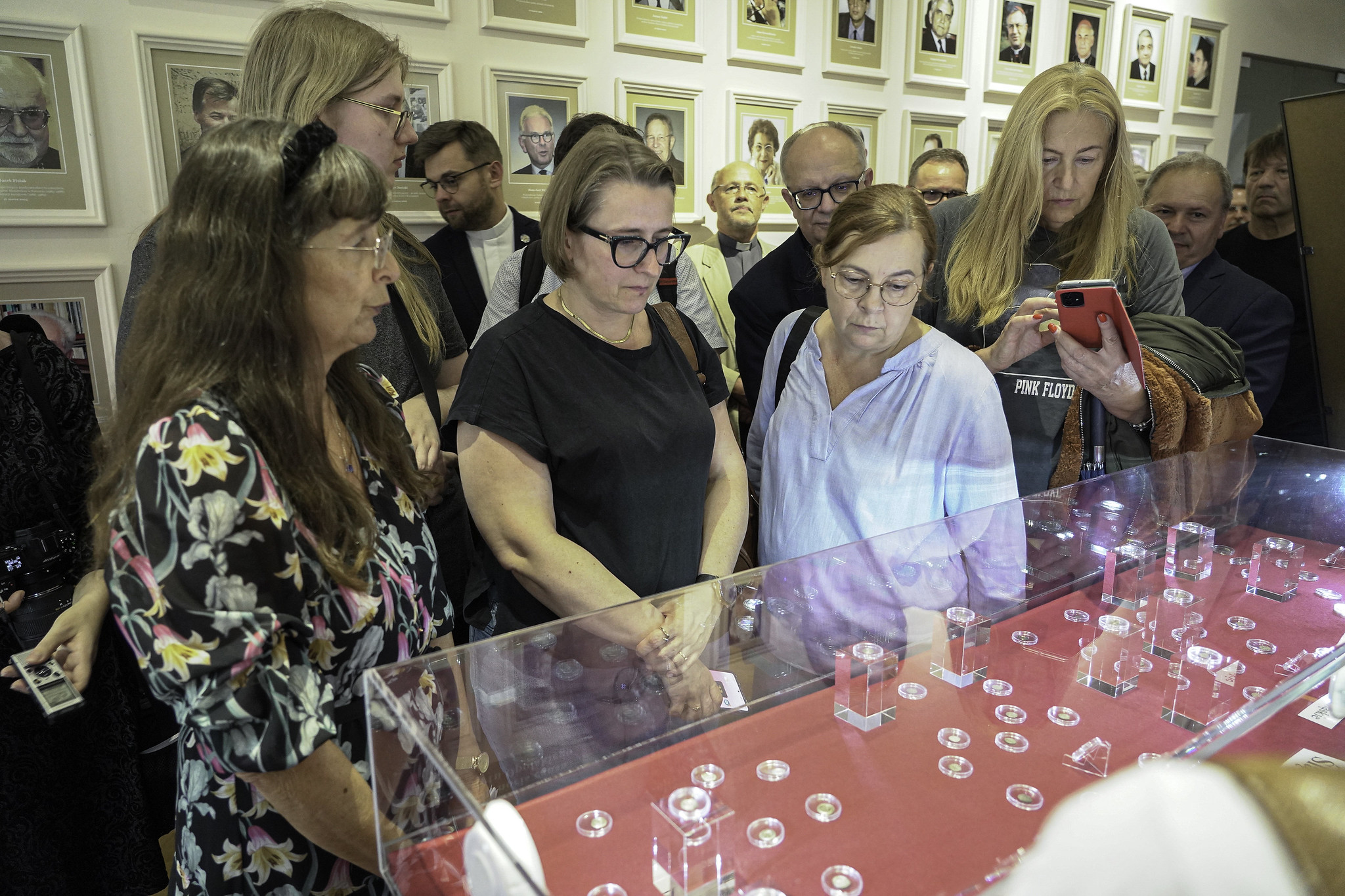 Zabytkowe monety z Katedry Opolskiej są już w Muzeum UO