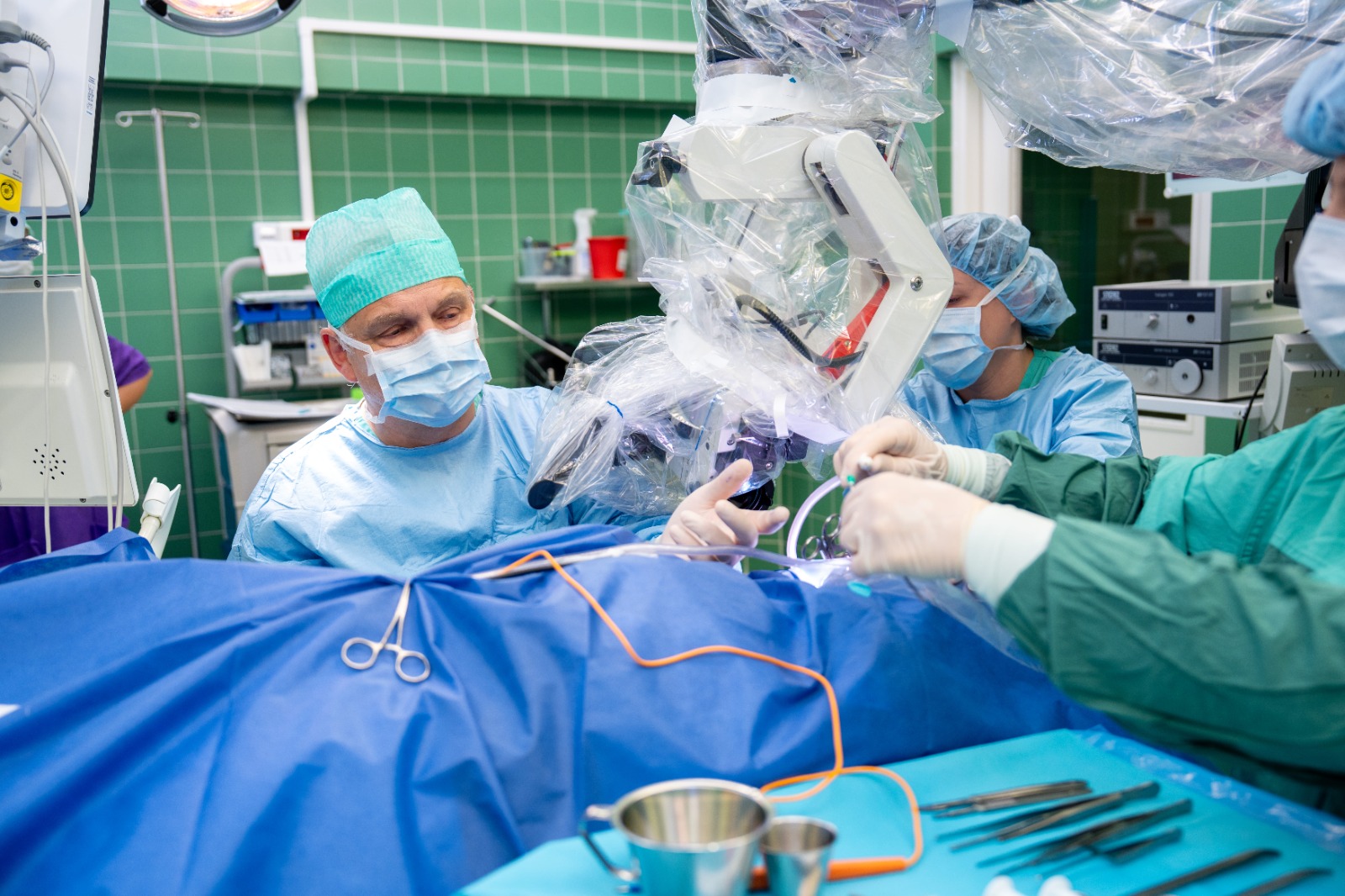 Zespół z USK wszczepił pierwszy u osoby dorosłej inteligentny implant ślimakowy (1)