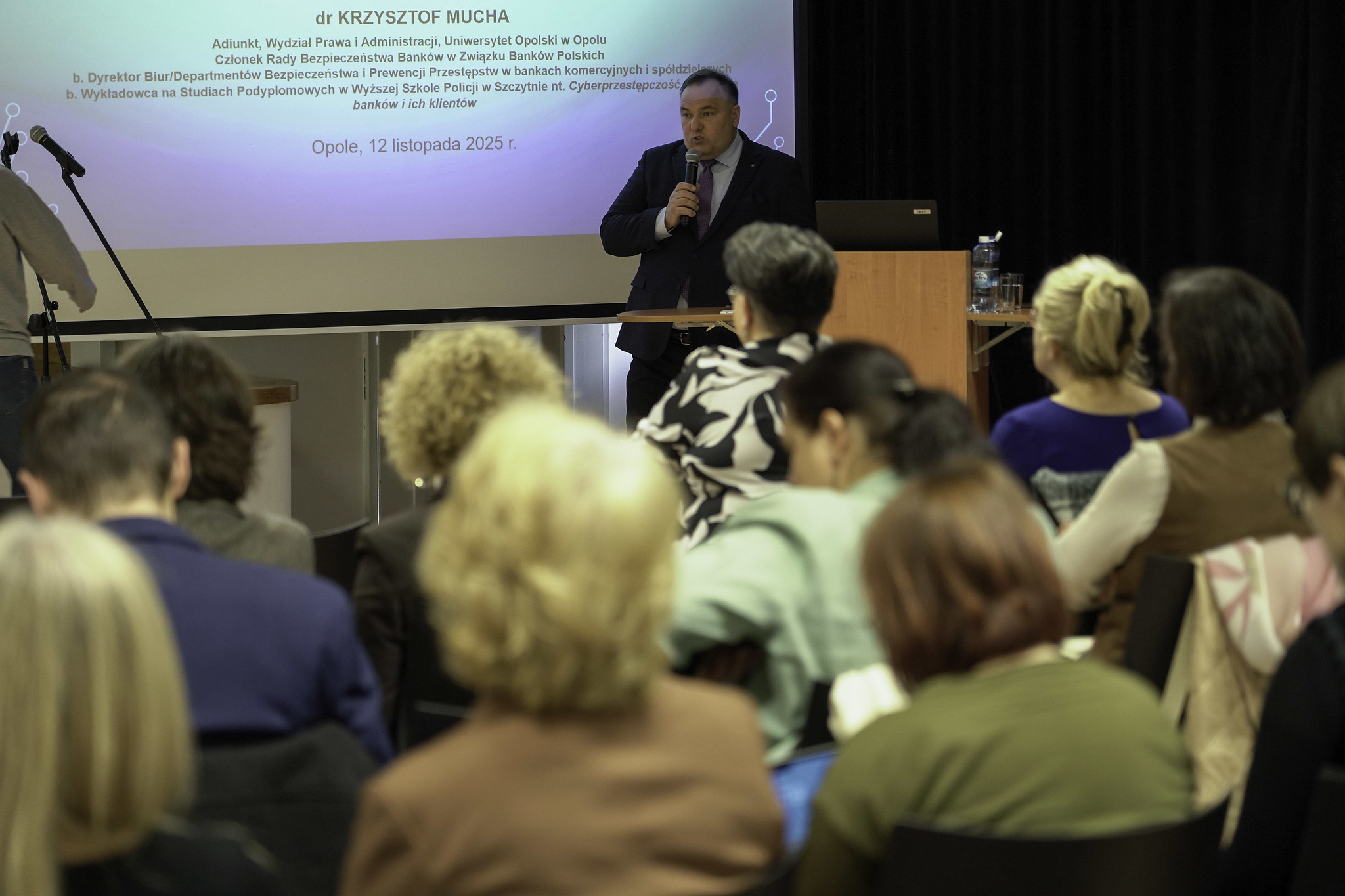 „Zagrożenia cyberprzestępczością dzieci i młodzieży”. Dr Krzysztof Mucha szkolił dyrektorów opolskich szkół